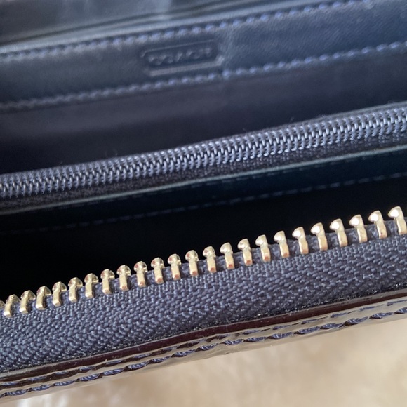 Coach - Picture 4 of 5